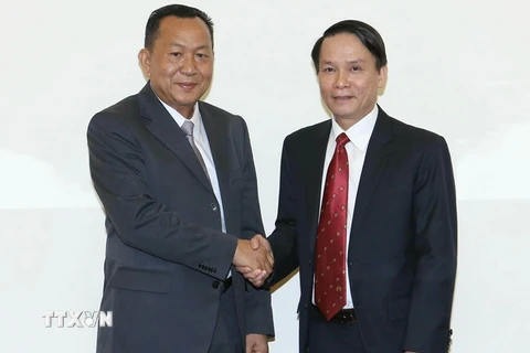 Tổng Giám đốc TTXVN Nguyễn Đức Lợi và Tổng Giám đốc KPL Sounthone Khanthavong. (Ảnh: Doãn Tấn/TTXVN)