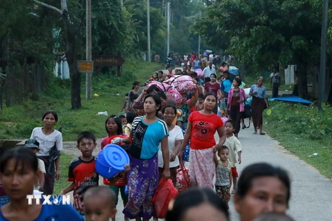 Người dân sơ tán khỏi Rakhine sau vụ tấn công tại Maungdaw. (Nguồn: AFP/TTXVN)
