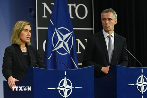 Đại diện cấp cao EU Federica Mogherini (trái) và Tổng thư ký NATO Jens Stoltenberg. (Nguồn: AFP/TTXVN)
