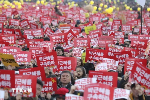 Biểu tình kêu gọi Tổng thống Park Geun-hye từ chức tại thủ đô Seoul. (Nguồn: AP/TTXVN)
