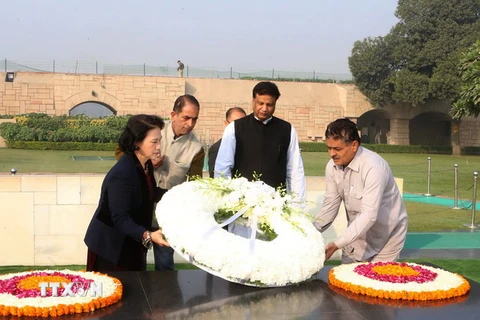 Chủ tịch Quốc hội Nguyễn Thị Kim Ngân đến đặt vòng hoa tại Đài tưởng niệm Mahatma Gandhi Rajghat. (Ảnh: Trọng Đức/TTXVN)
