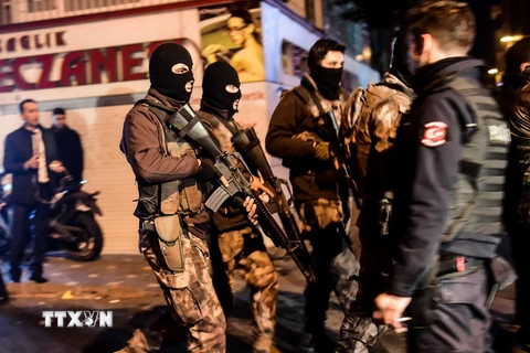 Cảnh sát tuần tra sau vụ đánh bom ở Istabul. (Nguồn: AFP/TTXVN)