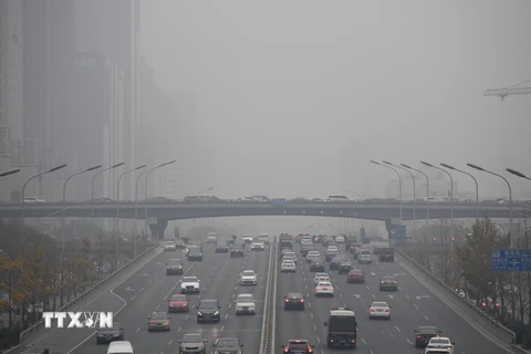 Khói mù bao phủ thủ đô Bắc Kinh. (Nguồn: AFP/TTXVN)