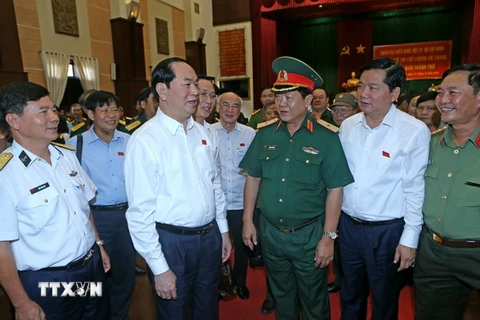 Chủ tịch nước Trần Đại Quang với các cử tri Thành phố Hồ Chí Minh. (Ảnh: Nhan Sáng/TTXVN)