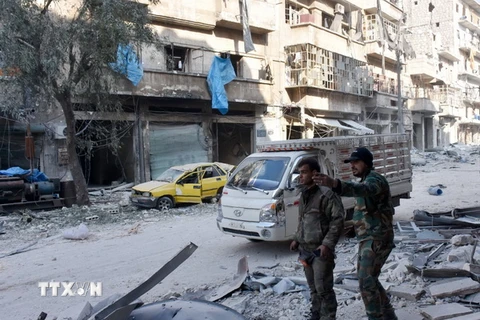 Lực lượng ủng hộ Chính phủ Syria tuần tra tại quận al-Maadi, Aleppo. (Nguồn: AFP/TTXVN) 