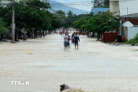 Ngập lụt trên một con đường ở phường Vĩnh Hòa, thành phố Nha Trang. (Ảnh: Nguyên Lý/TTXVN)