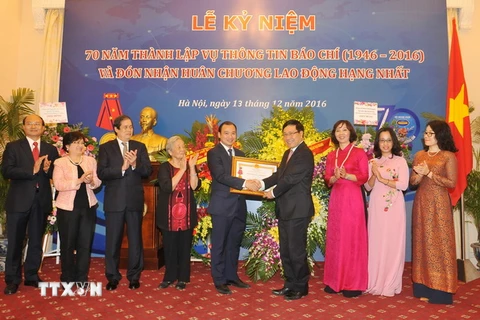 Phó Thủ tướng, Bộ trưởng Bộ Ngoại giao Phạm Bình Minh trao tặng Huân chương Lao động hạng Nhất cho Vụ Thông tin Báo chí, Bộ Ngoại giao. (Ảnh: Nguyễn Khang/TTXVN)