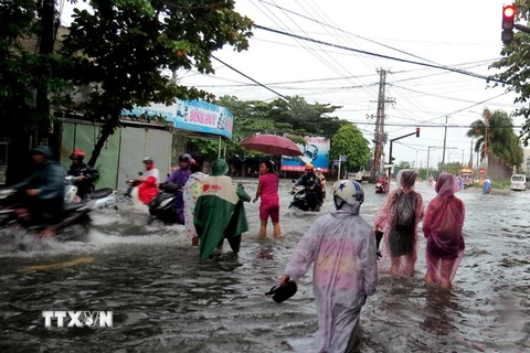 Khu vực ngã tư đường Trần Phú-Lê Thành Phương, thành phố Tuy Hòa, Phú Yên bị ngập. (Ảnh: Thế Lập/TTXVN)