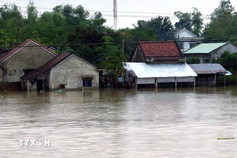 Một khu dân cư ở thôn Phước Khánh, xã Hòa Trị, huyện Phú Hòa vẫn còn ngập. (Ảnh: Thế Lập/TTXVN)