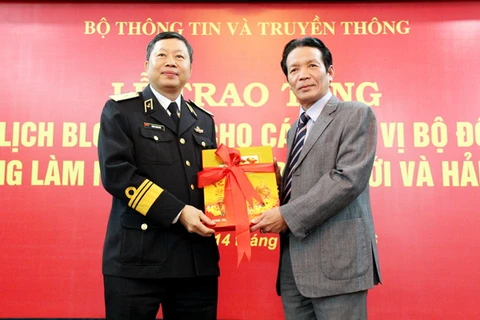 Thứ trưởng Hoàng Vĩnh Bảo trao tặng lịch bloc 2017 cho Bộ Tư lệnh Hải quân. (Nguồn: mic.gov.vn) 