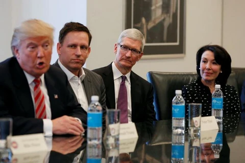 Tổng thống đắc cử Mỹ Donald Trump, nhà đồng sáng lập PayPal Peter Thiel, CEO Apple Tim Cook và CEO Oracle Safra Catz tại buổi gặp. (Nguồn: Reuters)