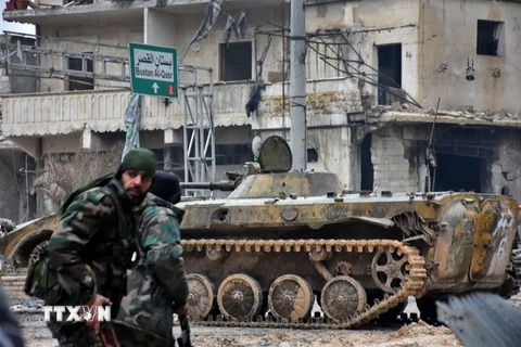 Binh sỹ Syria tuần tra trên đường phố ở Aleppo. ( Nguồn: EPA/TTXVN)