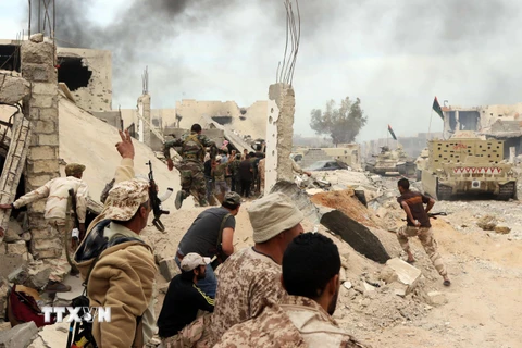 Lực lượng trung thành với Chính phủ Đoàn kết dân tộc Libya đóng chốt tại quận Al-Giza Al-Bahriya, thành phố Sirte. (Nguồn: AFP/TTXVN)