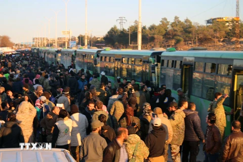 Người dân ở phía Đông Aleppo chờ sơ tán. (Nguồn: AP/TTXVN)
