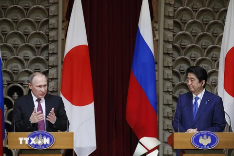 Tổng thống Nga Vladimir Putin (trái) và Thủ tướng Nhật Bản Shinzo Abe (phải) trong cuộc họp báo ở Tokyo. (Nguồn: AP/TTXVN)