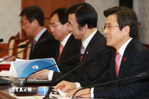 Quyền Tổng thống Hàn Quốc Hwang Kyo-ahn (phải) trong cuộc gặp các thành viên chủ chốt của nội các tại Seoul. (Nguồn: THX/TTXVN)