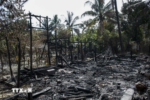 Những ngôi nhà bị phá hủy sau vụ tấn công tại Maungdaw. (Nguồn: AFP/TTXVN)