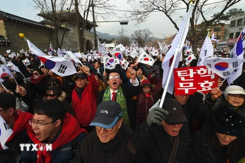 Hàng nghìn người ủng hộ bà Park Geun-hye tuần hành tại Seoul, phản đối quyết định luận tội bà. (Nguồn: AFP/TTXVN)