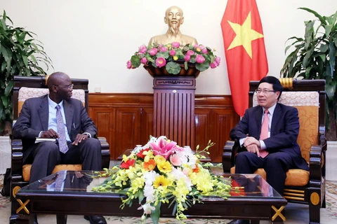 Phó Thủ tướng, Bộ trưởng Bộ Ngoại giao Phạm Bình Minh tiếp ông Ousmane Dione, Giám đốc Quốc gia của WB tại Việt Nam. (Nguồn: baochinhphu.vn)