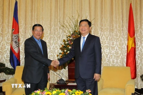  Bí thư Thành ủy Đinh La Thăng hội kiến Thủ tướng Campuchia Samdech Techo Hun Sen. (Ảnh: Thanh Vũ/TTXVN)