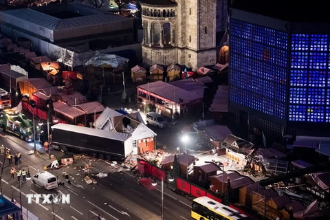 Hiện trường vụ đâm xe tải tại chợ Giang sinh ở Berlin. (Nguồn: EPA/TTXVN)