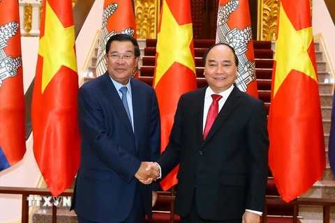 Thủ tướng Nguyễn Xuân Phúc và Thủ tướng Vương quốc Campuchia Samdech Hun Sen chụp ảnh chung trước giờ hội đàm. (Ảnh: Thống Nhất/TTXVN)