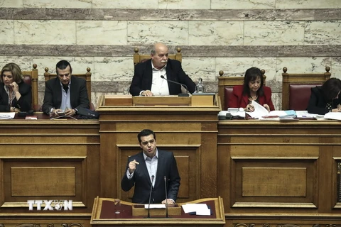 Thủ tướng Hy Lạp Alexis Tsipras (phía trước) phát biểu tại một phiên họp Quốc hội ở Athens. (Nguồn: AP/TTXVN)