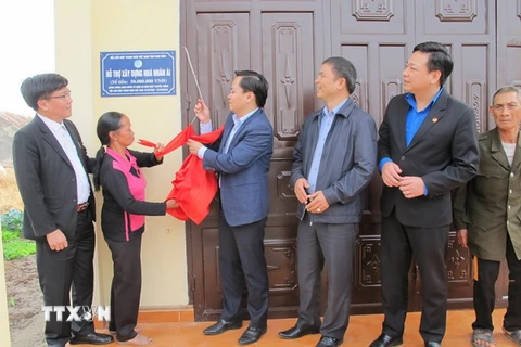 Niềm vui của gia đình chiến sỹ Hoàng Văn Quý đón nhận ngôi nhà mới. (Ảnh: Ninh Đức Phương/TTXVN)