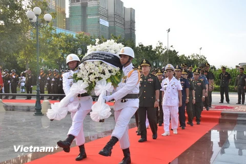 Đoàn đại biểu Bộ Quốc phòng Camuchia viếng các anh hùng liệt sỹ và chúc mừng ngày thành lập Quân đội Nhân dân Việt Nam. (Ảnh: Nguyễn Lâm/Vietnam+)