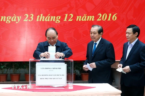 Thủ tướng Nguyễn Xuân Phúc và các Phó Thủ tướng Chính phủ ủng hộ đồng bào Nam Trung Bộ. (Ảnh: Thống Nhất/TTXVN)