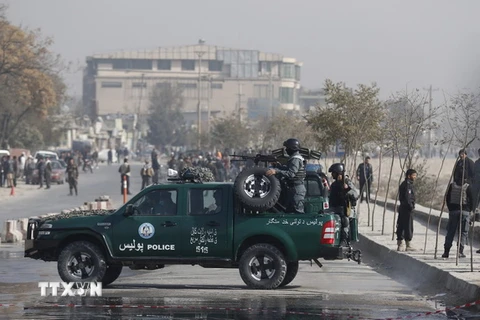 Lực lượng an ninh Afghanistan điều tra tại hiện trường một vụ tấn công liều chết ở Kabul. (Nguồn: EPA/TTXVN)