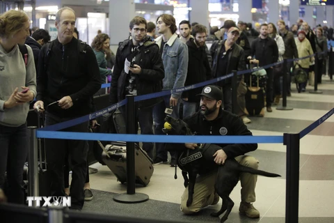 Nhân viên an ninh tuần tra tại sân bay quốc tế ở Chicago, bang Illinois, Mỹ. (Nguồn: AFP/TTXVN)