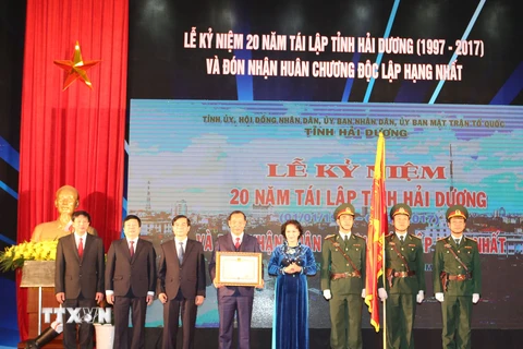 Chủ tịch Quốc hội Nguyễn Thị Kim Ngân trao Huân chương Độc lập hạng Nhất cho tỉnh Hải Dương. (Ảnh: Trọng Đức/TTXVN)