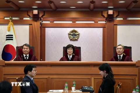 Các thẩm phán chủ trì phiên điều trần của Tòa án Hiến pháp ở Seoul. (Nguồn: AFP/TTXVN)