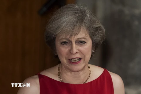 Thủ tướng Anh Theresa May đọc thông điệp Giáng sinh đầu tiên. (Nguồn: EPA/TTXVN)