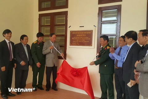 Lễ gắn biển và bàn giao Nhà văn hóa Trung tâm Bảo trợ xã hội, nuôi dưỡng, phục hồi chức năng cho nạn nhân da cam/dioxin Việt Nam. (Nguồn: Vietnam+)