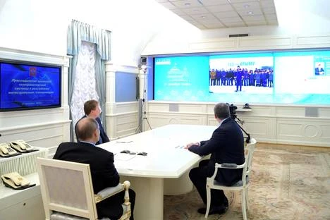 Tổng thống Vladimir Putin theo dõi việc đưa đường ống khí đốt tới Crimea qua video. (Nguồn: Kremlin.ru)