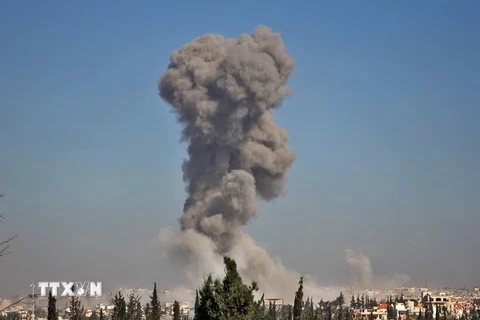 Khói bốc lên từ khu vực phía Tây Nam Aleppo. (Nguồn: AFP/TTXVN)