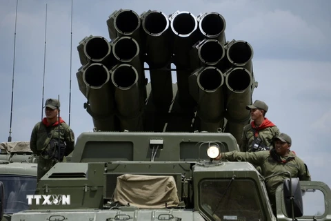 Quân đội Venezuela phóng thử nghiệm hệ thống tên lửa đa nòng BM-30 Smerch trong cuộc tập trận ở bang Apure. (Nguồn: AFP/TTXVN)