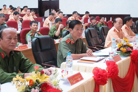 Trung tướng Nguyễn Văn Sơn (ngồi giữa) và các đại biểu dự Hội nghị. (Ảnh: Văn Sơn/TTXVN)
