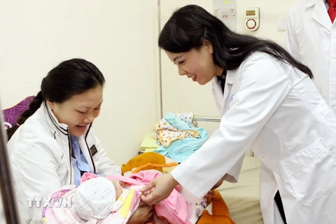 Bộ trưởng Bộ Y tế Nguyễn Thị Kim Tiến thăm các bệnh nhân tại Bệnh viện Đa khoa tỉnh Bắc Kạn. (Ảnh: Dương Ngọc/TTXVN)