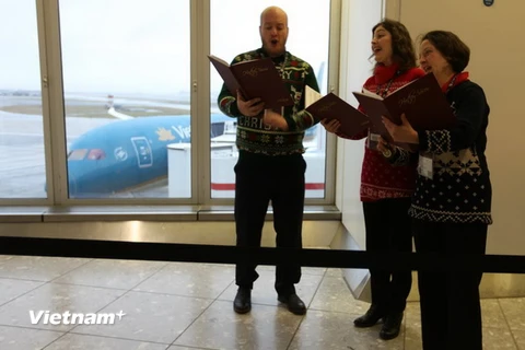Ca sỹ Anh biểu diễn tại sân bay Heathrow trong chương trình đón Giáng sinh của Vietnam Airlines. (Ảnh Lê Phương/Vietnam+)