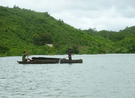 Lật thuyền trên hồ thủy điện, 3 người trong một gia đình mất tích