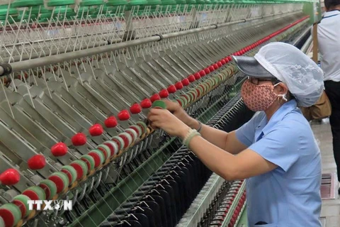 Sản xuất sợi ở Công ty Cổ phần Dệt may Huế. (Ảnh: Quốc Việt/TTXVN)