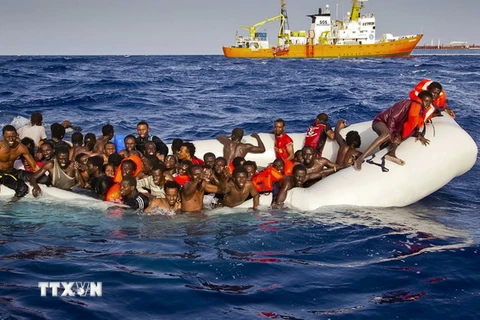 Người di cư được cứu trong chiến dịch cứu hộ trên biển Địa Trung Hải. (Nguồn: AP/TTXVN)