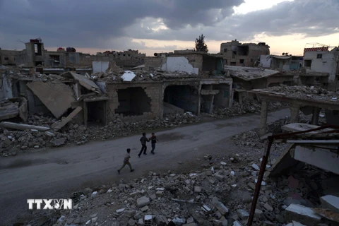 Cảnh đổ nát cả các tòa nhà sau các cuộc xung đột ở thị trấn Douma, khu vực bên ngoài thủ đô Damascus. (Nguồn: AFP/TTXVN)