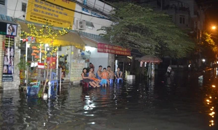 TP.HCM khẩn trương khắc phục sự cố nước tràn bờ bao ngập nhà dân