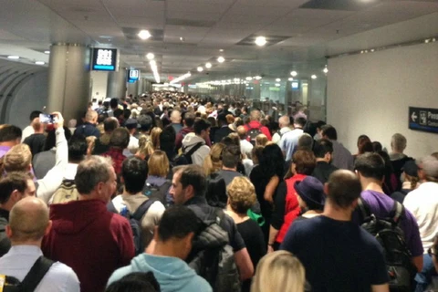Hàng nghìn hành khách bị nghẽn tại sân bay như Miami International. (Nguồn: nst.com.my)
