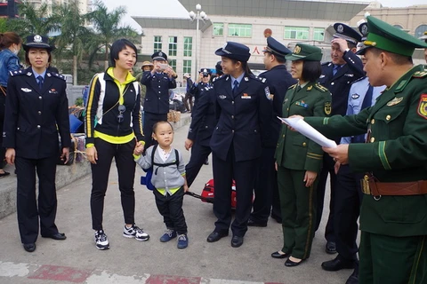 Cháu Nguyễn Du Kỳ được giải cứu thành công trở về Việt Nam đoàn tụ với gia đình. (Nguồn: mongcai.gov.vn)