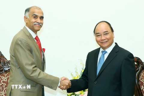 Thủ tướng Nguyễn Xuân Phúc tiếp Đại sứ Đặc mệnh Toàn quyền Cộng hòa Ấn Độ tại Việt Nam Harish Parvathaneni. (Ảnh: Thống Nhất/TTXVN)